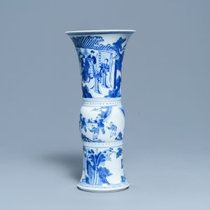 Un vase de forme 'gu' en porcelaine de Chine en bleu et blanc, Kangxi — photo 2