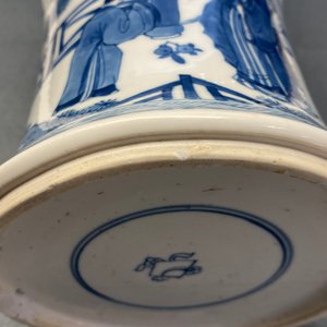Un vase de forme 'gu' en porcelaine de Chine en bleu et blanc, Kangxi — photo 21