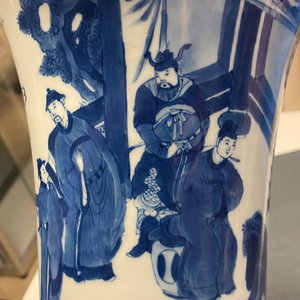 Un vase de forme 'gu' en porcelaine de Chine en bleu et blanc, Kangxi — photo 23