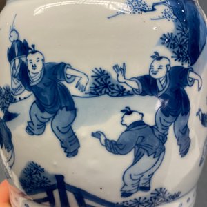 Un vase de forme 'gu' en porcelaine de Chine en bleu et blanc, Kangxi — photo 25