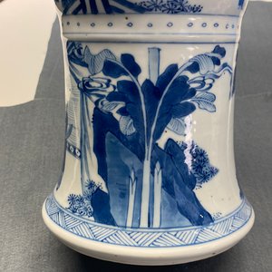 Un vase de forme 'gu' en porcelaine de Chine en bleu et blanc, Kangxi — photo 30
