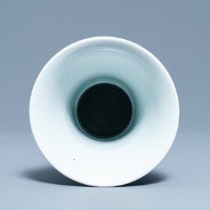 Un vase de forme 'gu' en porcelaine de Chine en bleu et blanc, Kangxi — photo 6
