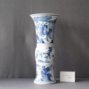 Un vase de forme 'gu' en porcelaine de Chine en bleu et blanc, Kangxi — photo 7