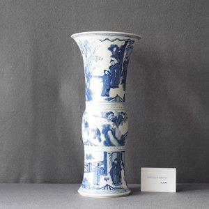Un vase de forme 'gu' en porcelaine de Chine en bleu et blanc, Kangxi — photo 8