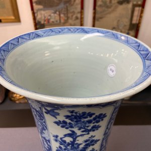 Un vase de forme 'gu' en porcelaine de Chine en bleu et blanc, Kangxi — photo 11