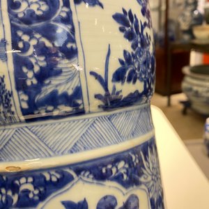 Un vase de forme 'gu' en porcelaine de Chine en bleu et blanc, Kangxi — photo 26