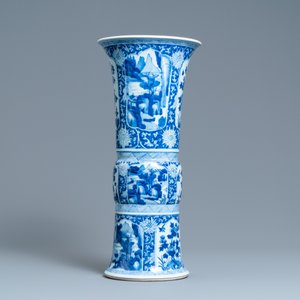 Un vase de forme 'gu' en porcelaine de Chine en bleu et blanc, Kangxi — photo 3