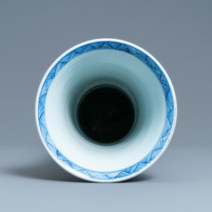 Un vase de forme 'gu' en porcelaine de Chine en bleu et blanc, Kangxi — photo 5