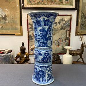 Un vase de forme 'gu' en porcelaine de Chine en bleu et blanc, Kangxi — photo 7