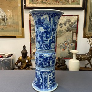 Un vase de forme 'gu' en porcelaine de Chine en bleu et blanc, Kangxi — photo 9