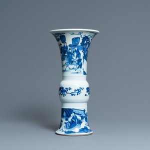 Un vase de forme 'gu' en porcelaine de Chine en bleu et blanc, Kangxi — photo 1