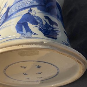 Un vase de forme 'gu' en porcelaine de Chine en bleu et blanc, Kangxi — photo 20