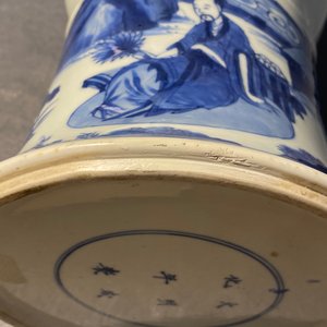 Un vase de forme 'gu' en porcelaine de Chine en bleu et blanc, Kangxi — photo 21