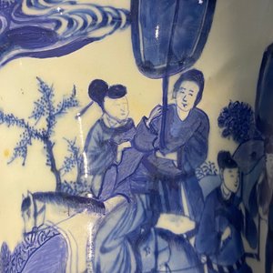 Un vase de forme 'gu' en porcelaine de Chine en bleu et blanc, Kangxi — photo 23