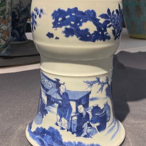 Un vase de forme 'gu' en porcelaine de Chine en bleu et blanc, Kangxi — photo 26