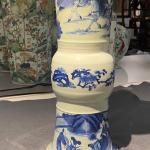 Un vase de forme 'gu' en porcelaine de Chine en bleu et blanc, Kangxi — photo 28