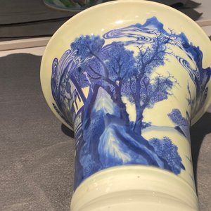 Un vase de forme 'gu' en porcelaine de Chine en bleu et blanc, Kangxi — photo 30