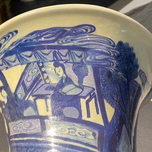 Un vase de forme 'gu' en porcelaine de Chine en bleu et blanc, Kangxi — photo 8