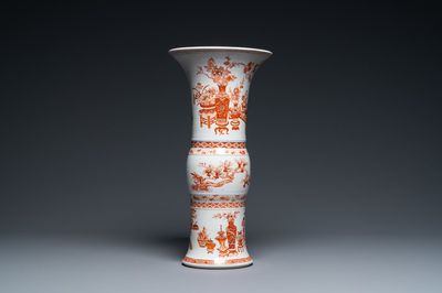 Un vase de forme 'gu' en porcelaine de Chine en rouge de fer et doré, Kangxi