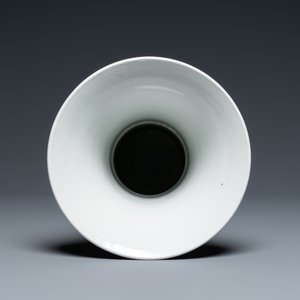 Un vase de forme 'gu' en porcelaine de Chine en rouge de fer et doré, Kangxi — photo 5