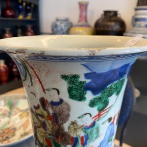 Un vase de forme 'gu' en porcelaine de Chine wucai, Shunzhi — photo 12