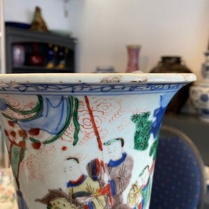 Un vase de forme 'gu' en porcelaine de Chine wucai, Shunzhi — photo 9