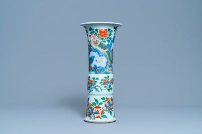 Un vase de forme 'gu' en porcelaine de Chine wucai, Shunzhi