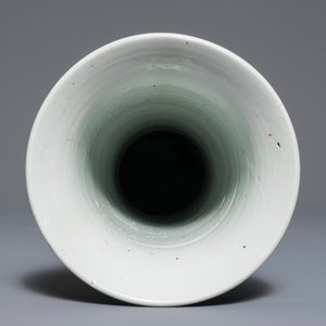Un vase de forme gu en porcelaine de Chine wucai, Shunzhi, époque Transition — photo 6