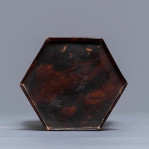 Un vase de forme hexagonale en écaille de tortue ajourée, Chine, 19ème — photo 5