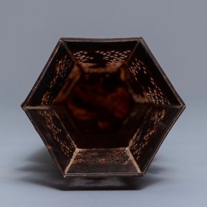 Un vase de forme hexagonale en écaille de tortue ajourée, Chine, 19ème — photo 6