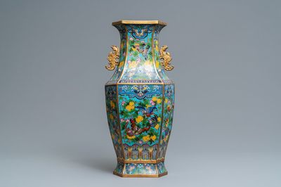 Un vase de forme hexagonale en émaux cloisonnés, marque de Xuande, 19ème
