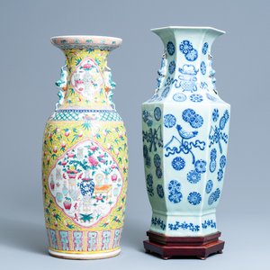 Un vase de forme hexagonale en porcelaine de Chine à fond céladon et un vase en famille rose, 19ème — photo 1