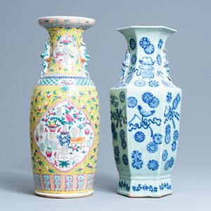 Un vase de forme hexagonale en porcelaine de Chine à fond céladon et un vase en famille rose, 19ème — photo 2