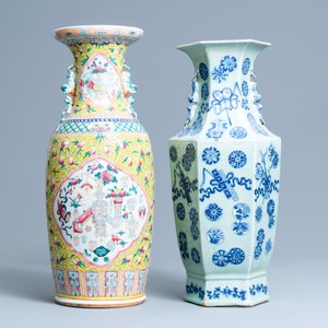 Un vase de forme hexagonale en porcelaine de Chine à fond céladon et un vase en famille rose, 19ème — photo 4