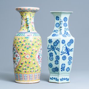 Un vase de forme hexagonale en porcelaine de Chine à fond céladon et un vase en famille rose, 19ème — photo 5