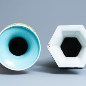 Un vase de forme hexagonale en porcelaine de Chine à fond céladon et un vase en famille rose, 19ème — photo 6