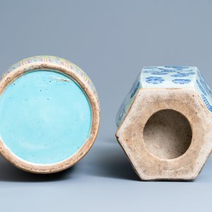Un vase de forme hexagonale en porcelaine de Chine à fond céladon et un vase en famille rose, 19ème — photo 7