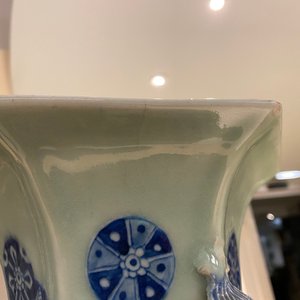Un vase de forme hexagonale en porcelaine de Chine à fond céladon et un vase en famille rose, 19ème — photo 10
