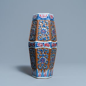 Un vase de forme hexagonale en porcelaine de Chine en bleu, blanc et rouge de cuivre sur fond brun, 19ème — photo 1