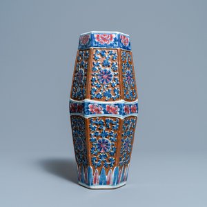 Un vase de forme hexagonale en porcelaine de Chine en bleu, blanc et rouge de cuivre sur fond brun, 19ème — photo 3