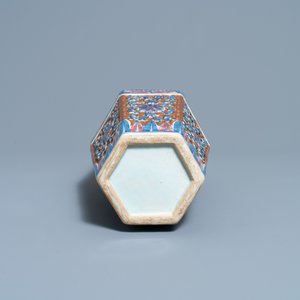 Un vase de forme hexagonale en porcelaine de Chine en bleu, blanc et rouge de cuivre sur fond brun, 19ème — photo 6