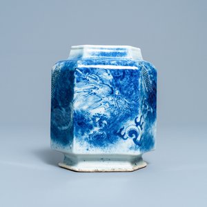 Un vase de forme hexagonale en porcelaine de Chine en bleu et blanc à décor d'un dragon, 19ème — photo 1