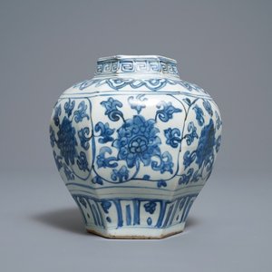 Un vase de forme hexagonale en porcelaine de Chine en bleu et blanc, marqué au lièvre, Wanli — photo 1