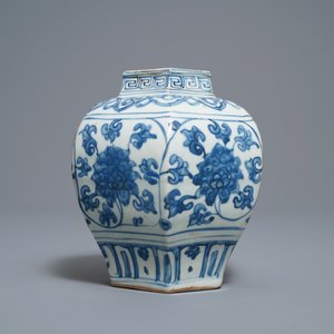 Un vase de forme hexagonale en porcelaine de Chine en bleu et blanc, marqué au lièvre, Wanli — photo 2