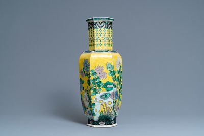 Un vase de forme hexagonale en porcelaine de Chine famille jaune, marque de Kangxi, 19ème