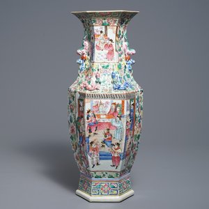 Un vase de forme hexagonale en porcelaine de Chine famille rose, 19/20ème — photo 1
