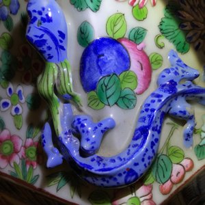 Un vase de forme hexagonale en porcelaine de Chine famille rose, 19/20ème — photo 11