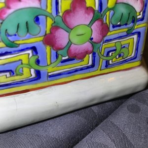 Un vase de forme hexagonale en porcelaine de Chine famille rose, 19/20ème — photo 15