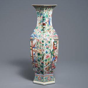 Un vase de forme hexagonale en porcelaine de Chine famille rose, 19/20ème — photo 2