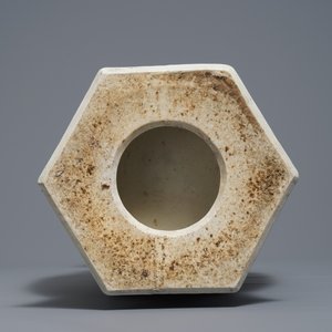 Un vase de forme hexagonale en porcelaine de Chine famille rose, 19/20ème — photo 6